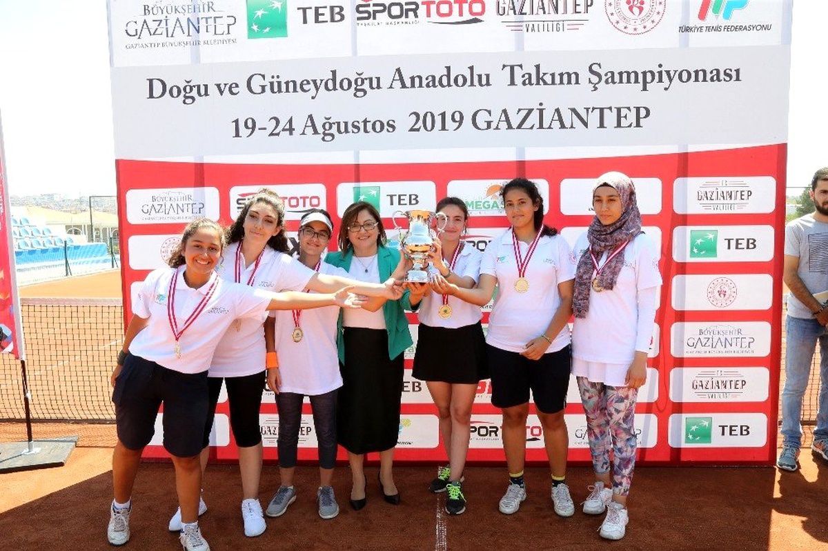 Erkeklerde Gaziantep Tenis İhtisas Kulübü birinci oldu