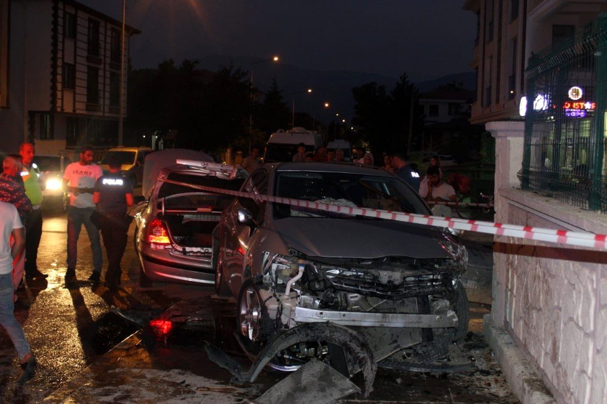 Erzincan\'da iki ayrı trafik kazasında 4 kişi yaralandı