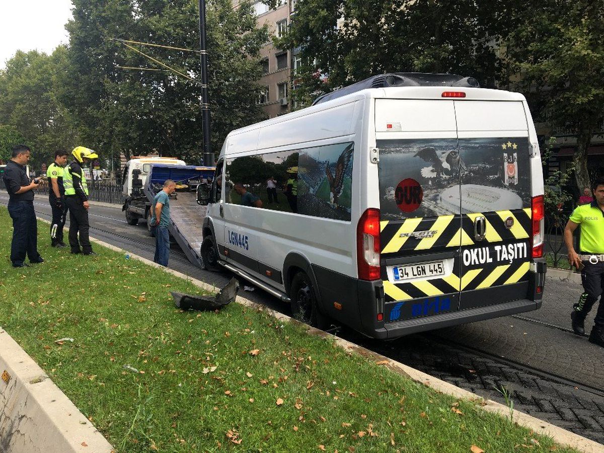Fatih\'te alkollü servis minibüsü şoförü tramvay yolunda kaza yaptı