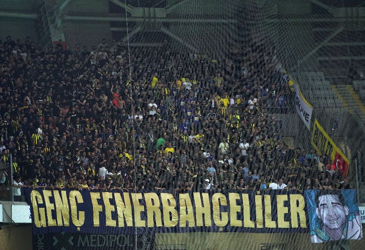 Fenerbahçe tribünleri simsiyah!