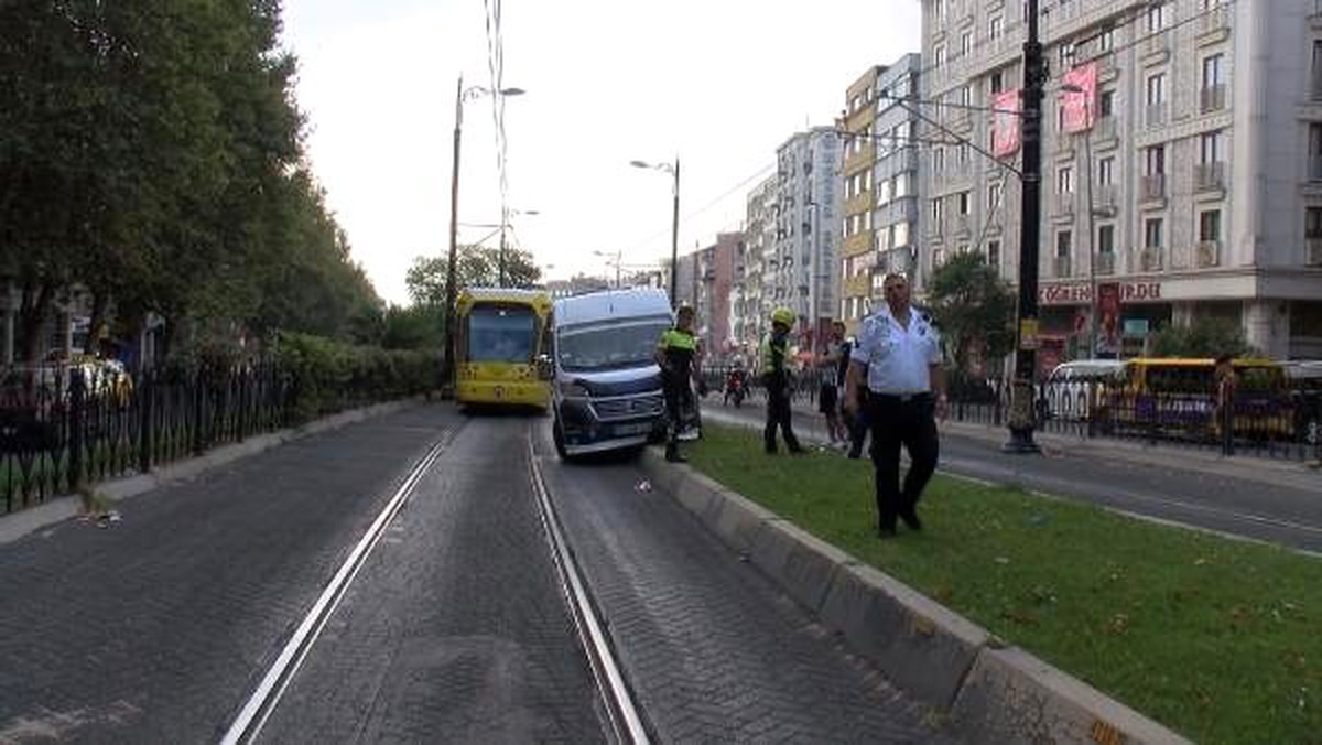 fındıkzade\'de minibüs tramvay yoluna girdi; seferler durdu (1)
