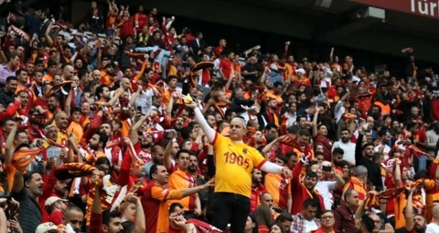 Galatasaray taraftarı, Pizza Pizza ile imzalanan sponsorluk anlaşmasına