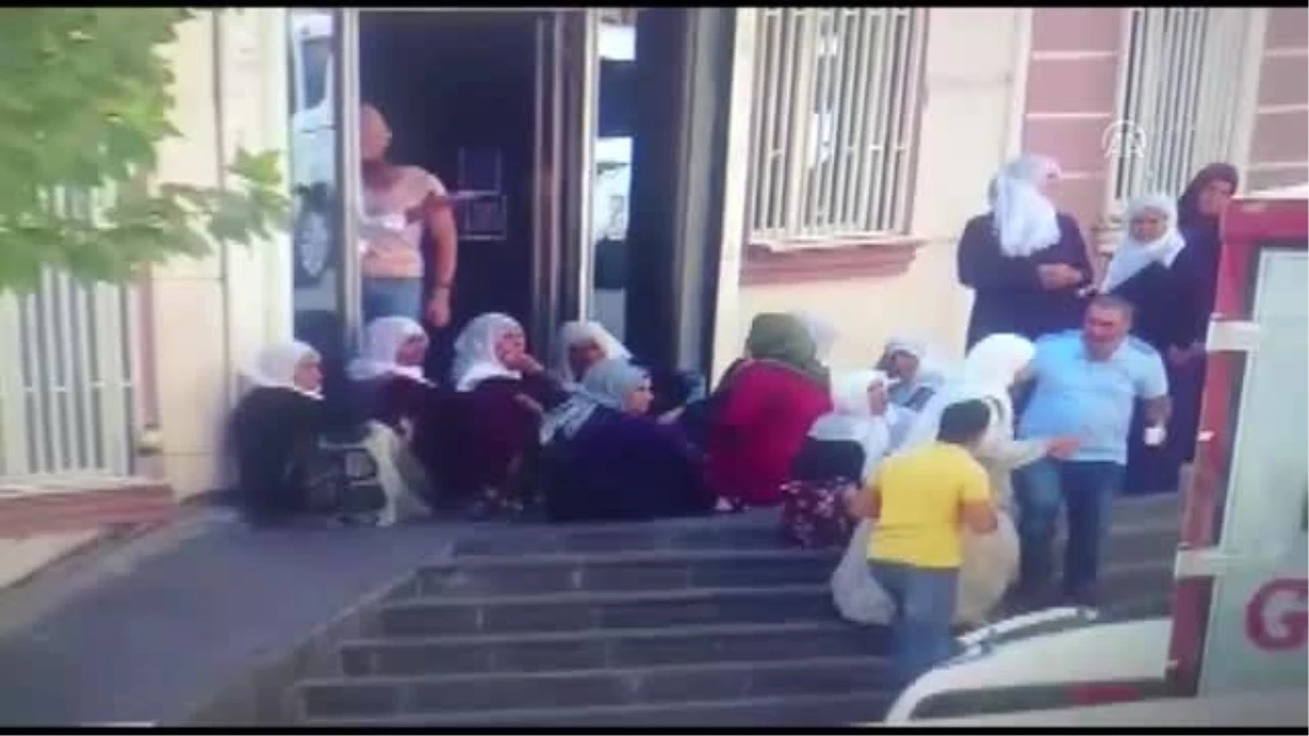 HDP\'lilerin oturma eylemi yapan anneye saldırısı güvenlik kamerasında (2)