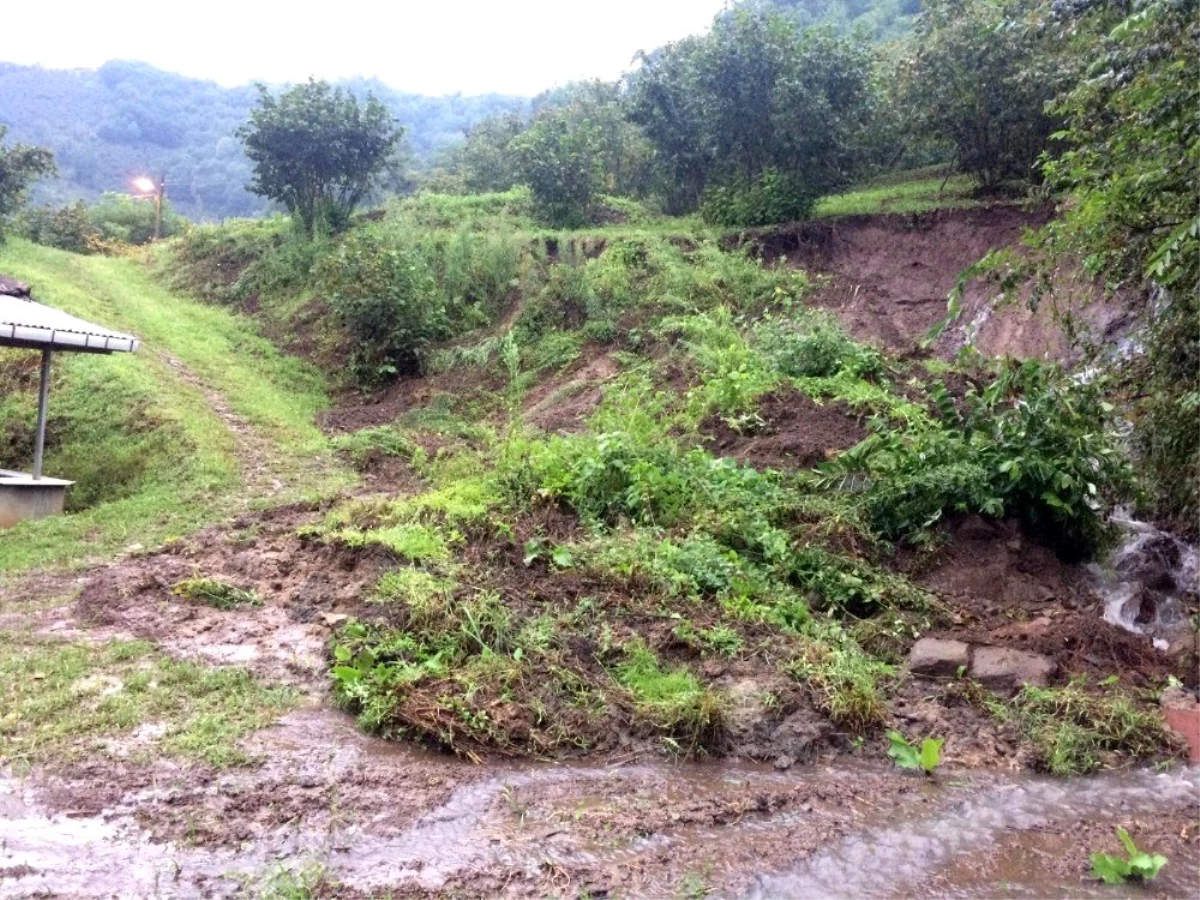 Heyelan oldu, kayan toprak eve 2 metre kala durdu