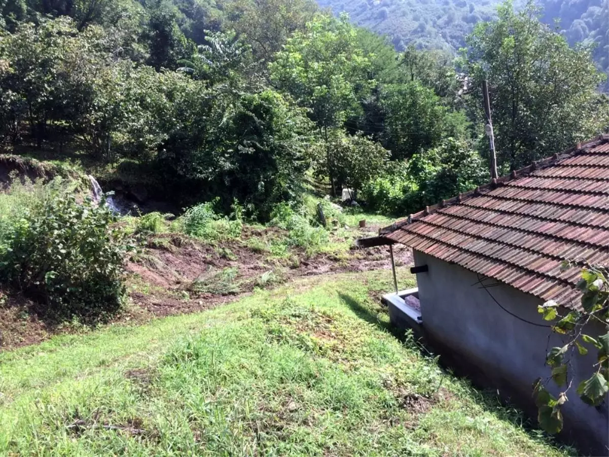 Heyelan oldu, kayan toprak eve 2 metre kala durdu