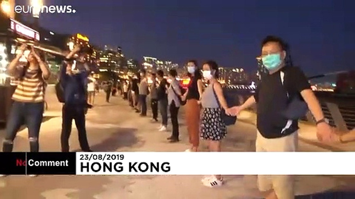 Hong Konglular demokrasi için el ele tutuşarak 40 kilometrelik insan zinciri oluşturdu