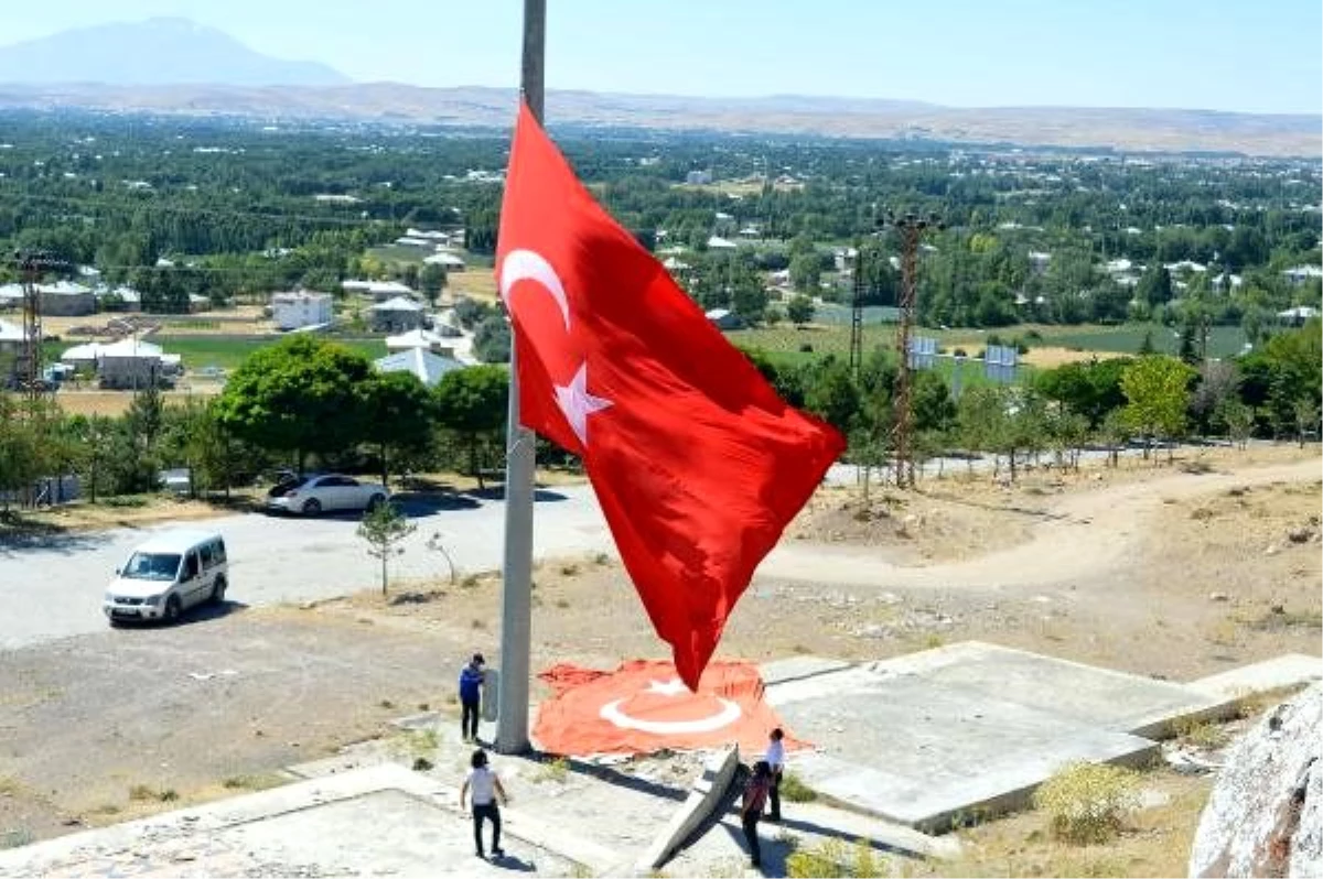 İlçe girişindeki dev türk bayrağını 7 yıldır kendisi yeniliyor