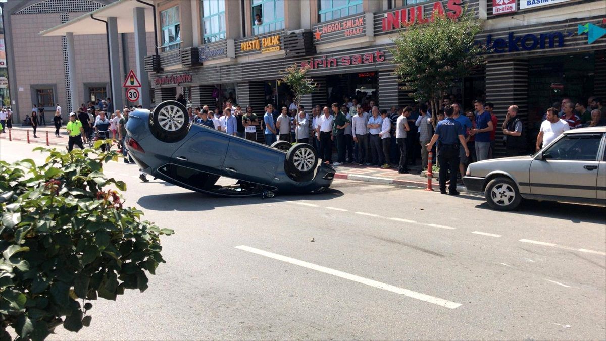 İnegöl\'de otomobil devrildi: 1 yaralı
