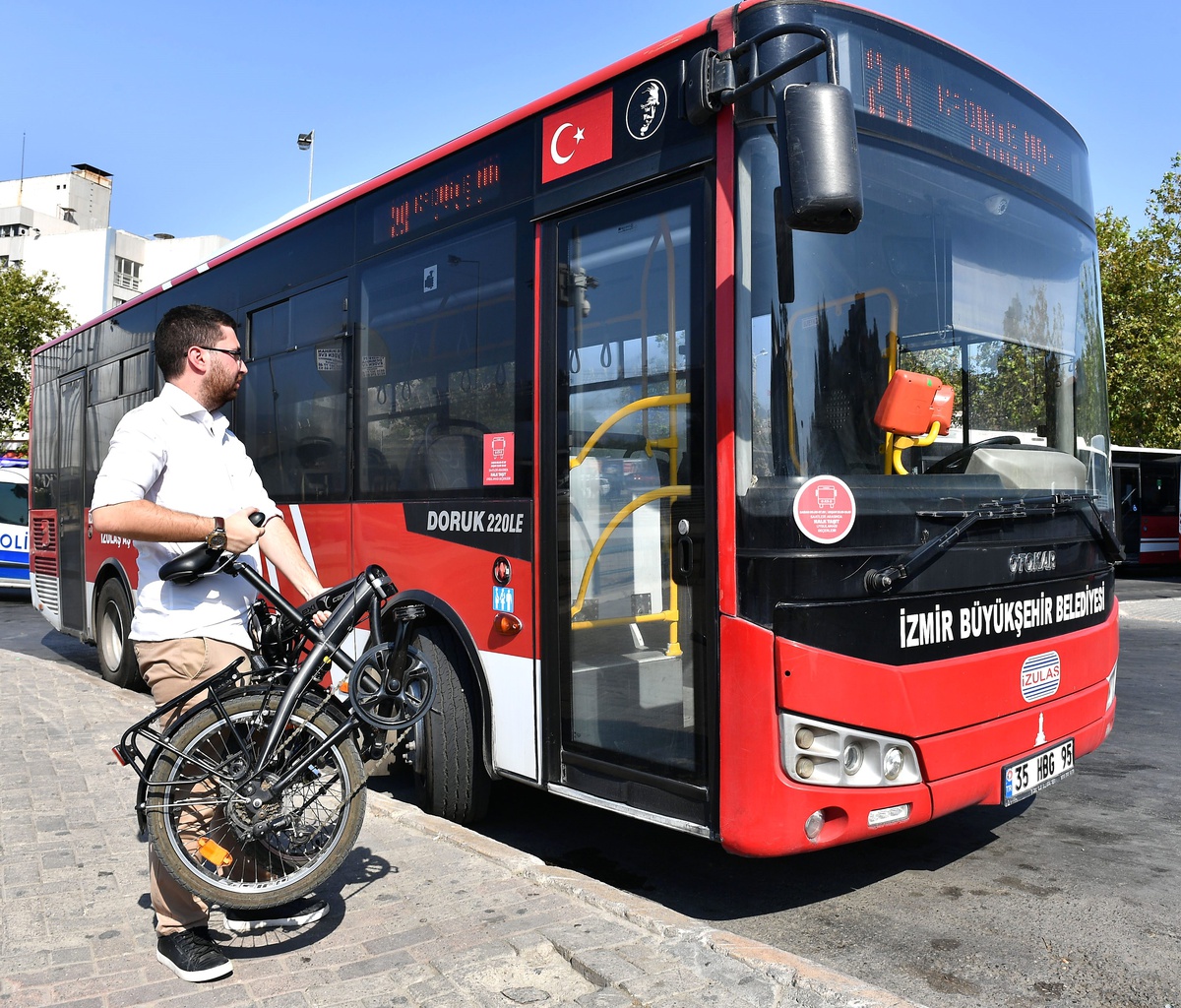 İzmir\'de katlanır bisikletlere otobüs izni