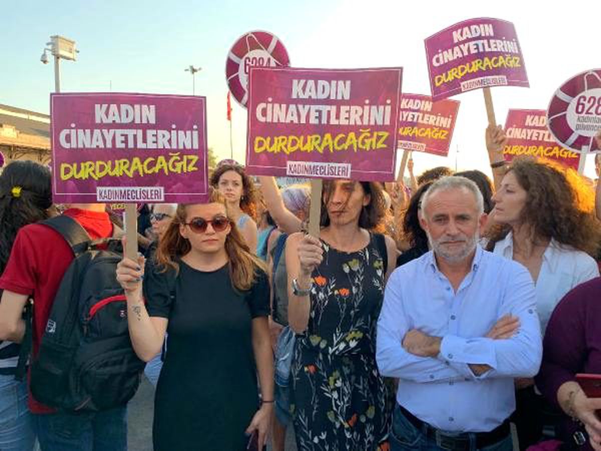 Kadıköy\'de kadınlar, kırıkkale\'de eşi tarafından öldürülen emine bulut için toplandı