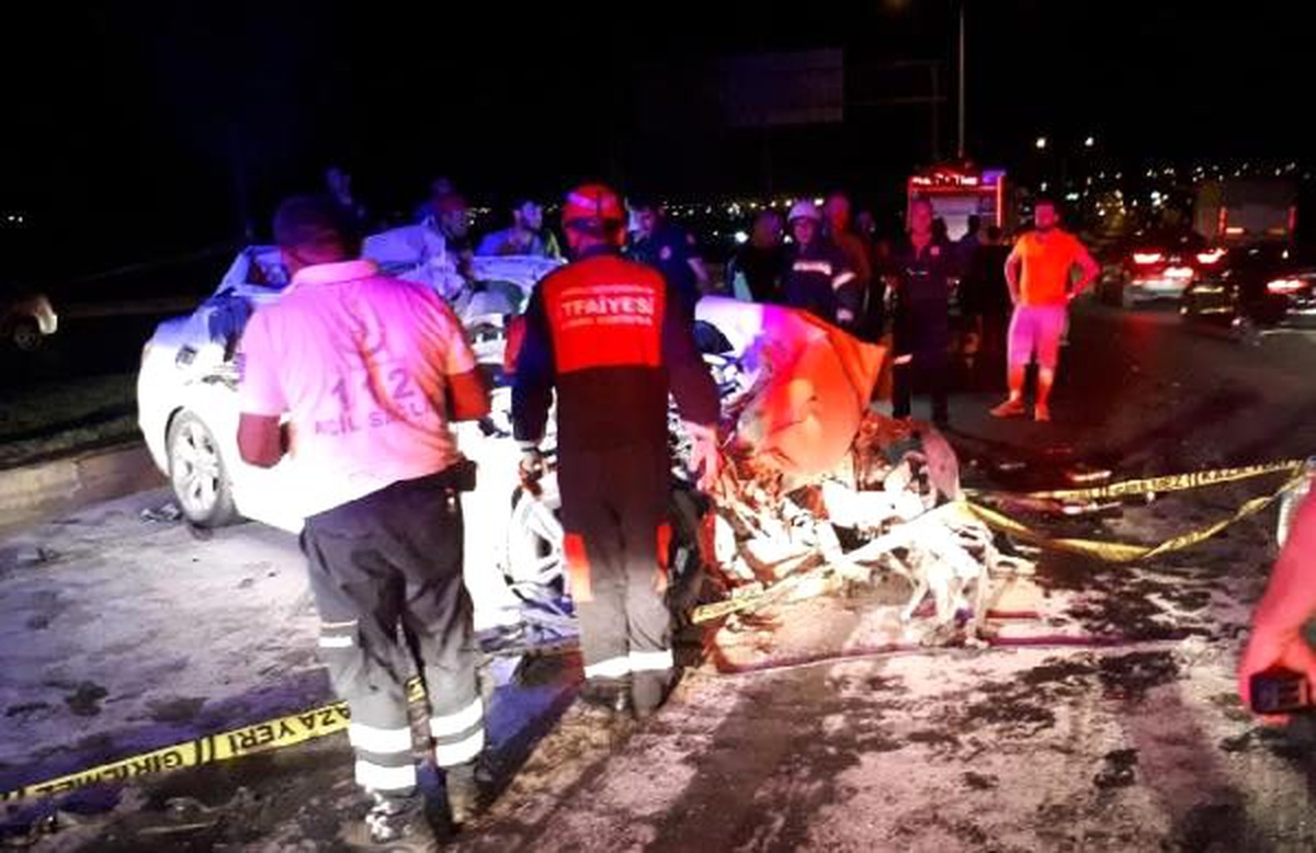 Kamyona arkadan çarpan otomobilin sürücüsü öldü