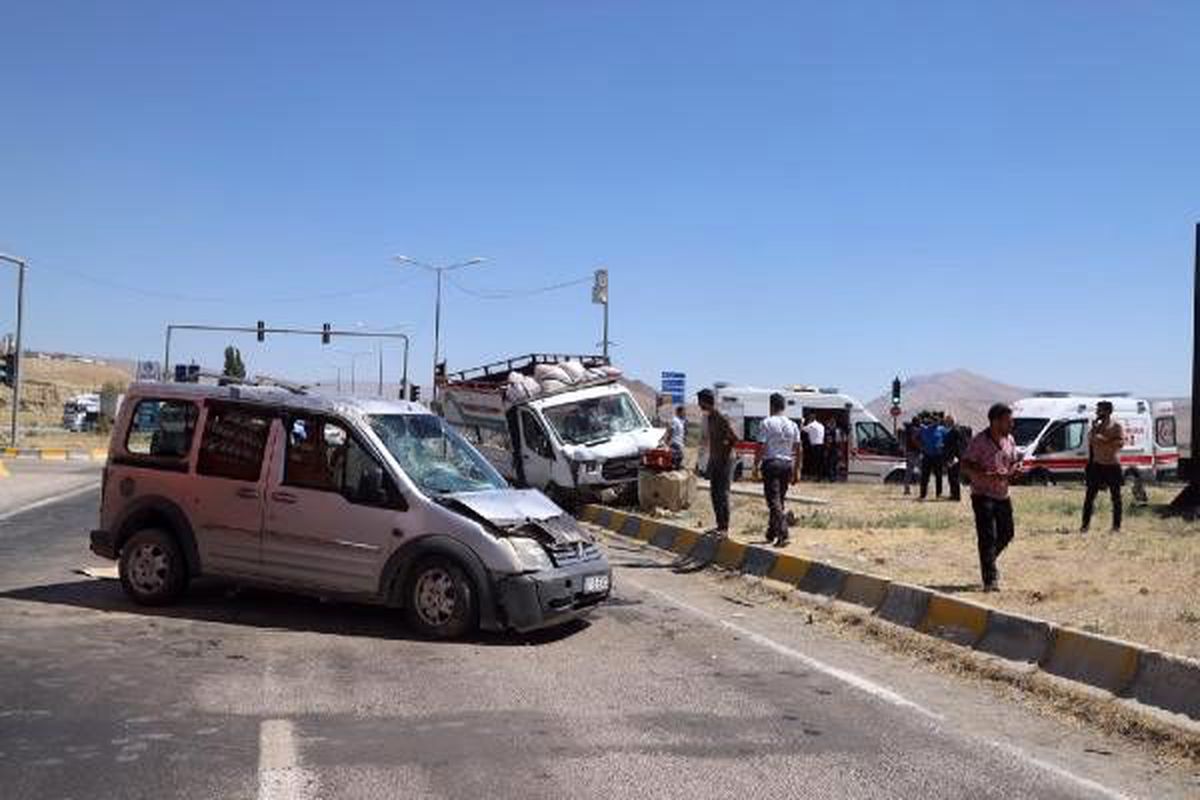 Kamyonet ile hafif ticari araç çarpıştı: 2\'si ağır 6 yaralı