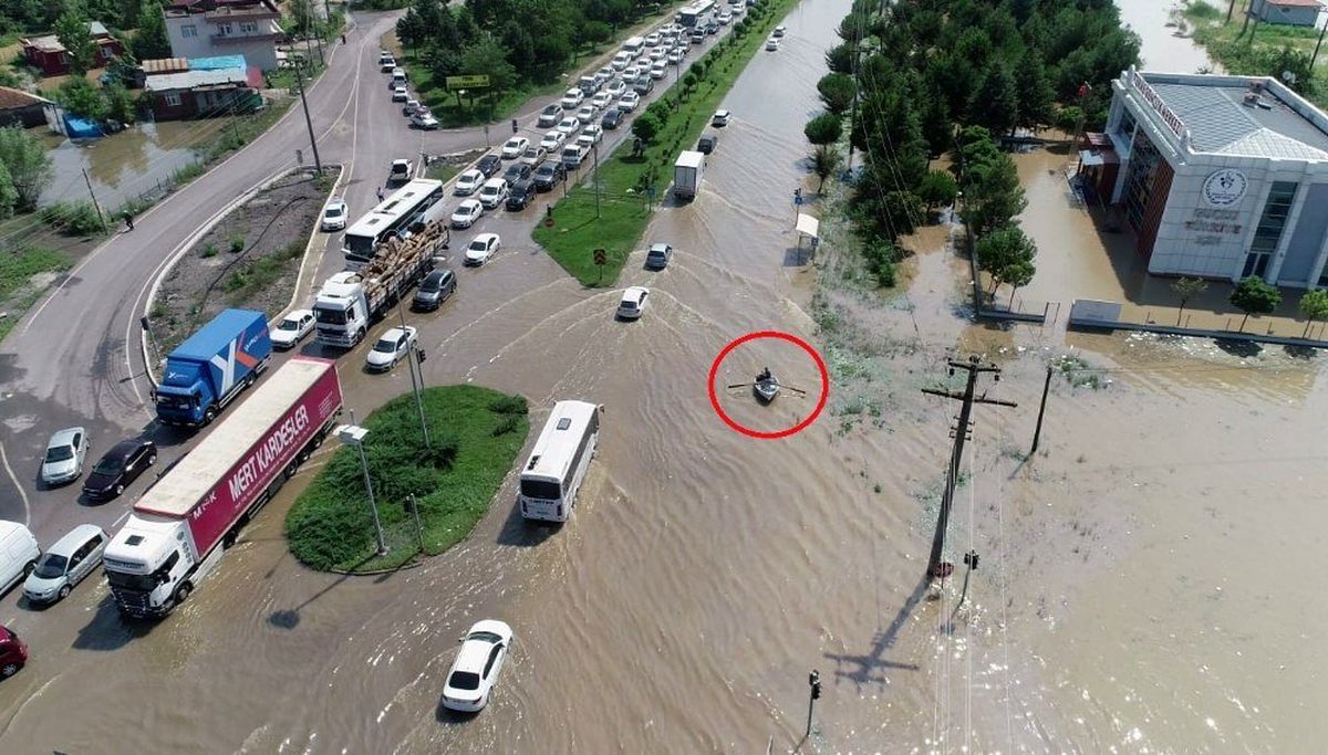 Karadeniz Sahil Yolu\'nda kürek çektiler