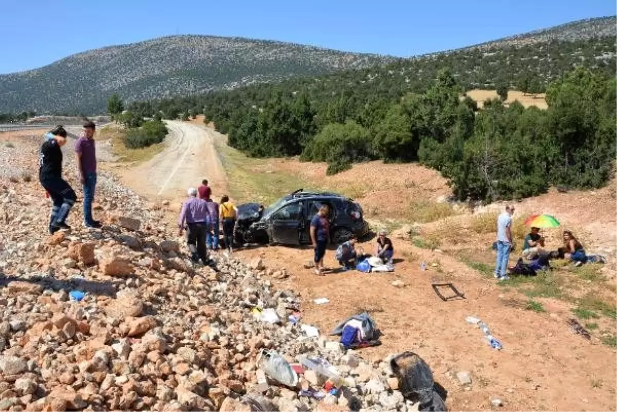 Kazada yaralananları şemsiyeyle güneşten korudular