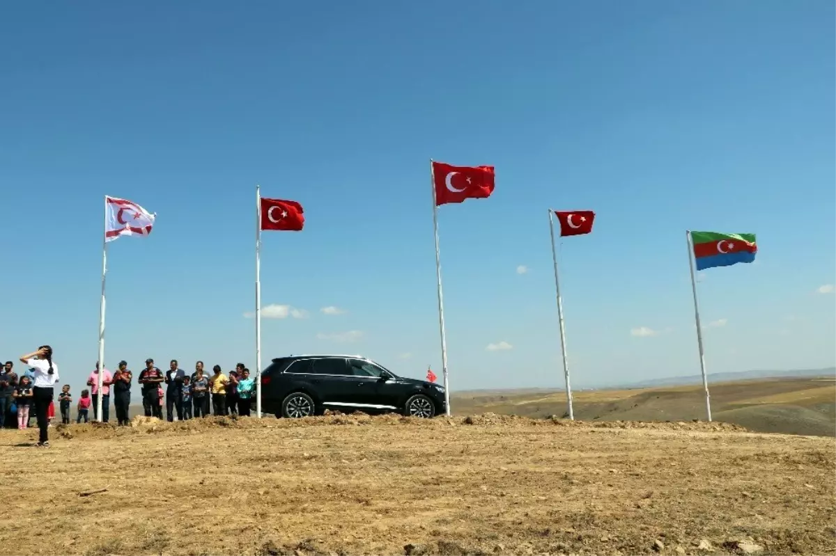 Köylerinin en yüksek tepesine Türk, KKTC ve Azerbaycan bayrağı diktiler