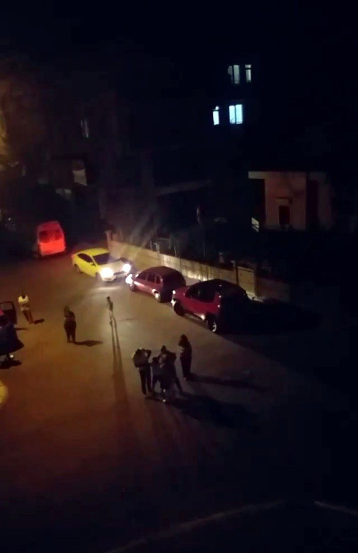 Küçük çocuğa babadan sokak ortasında dayak