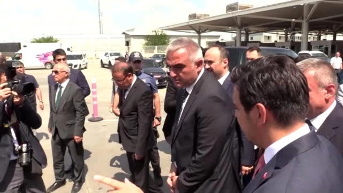 Kültür ve Turizm Bakanı Ersoy Kapıkule\'de gurbetçileri ziyaret etti