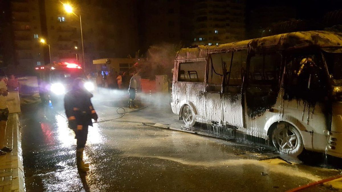 Mersin\'de park halindeki yolcu minibüsü alev alev yandı