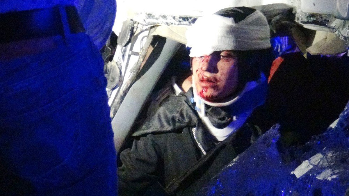 Minibüs ile kamyon çarpıştı: 4 ağır 3\'ü çocuk 8 yaralı
