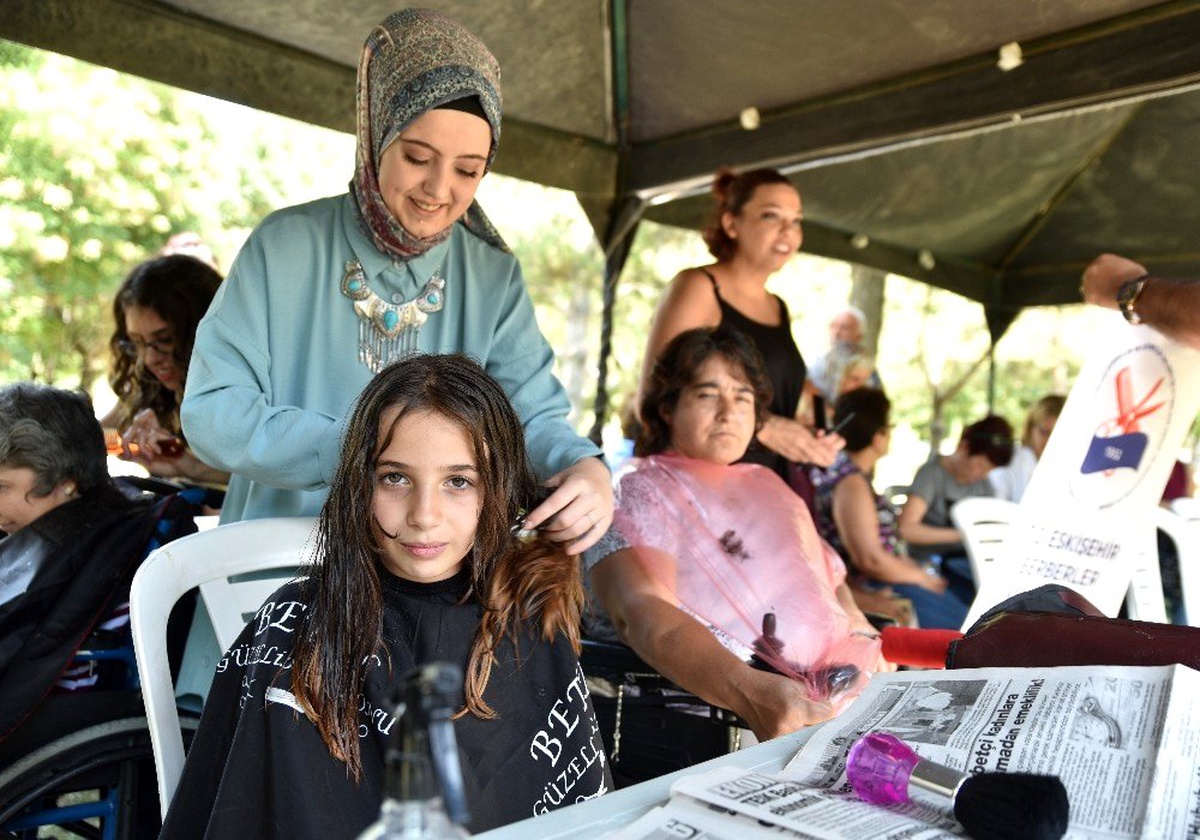 Miniklerin okul tıraşları muhtar ablalarından