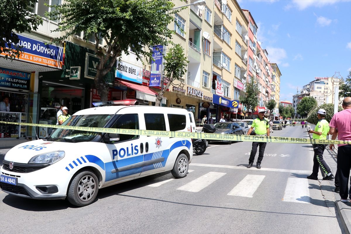 Niğde\'de "yüksek sesle konuşma" kavgası: 2 yaralı