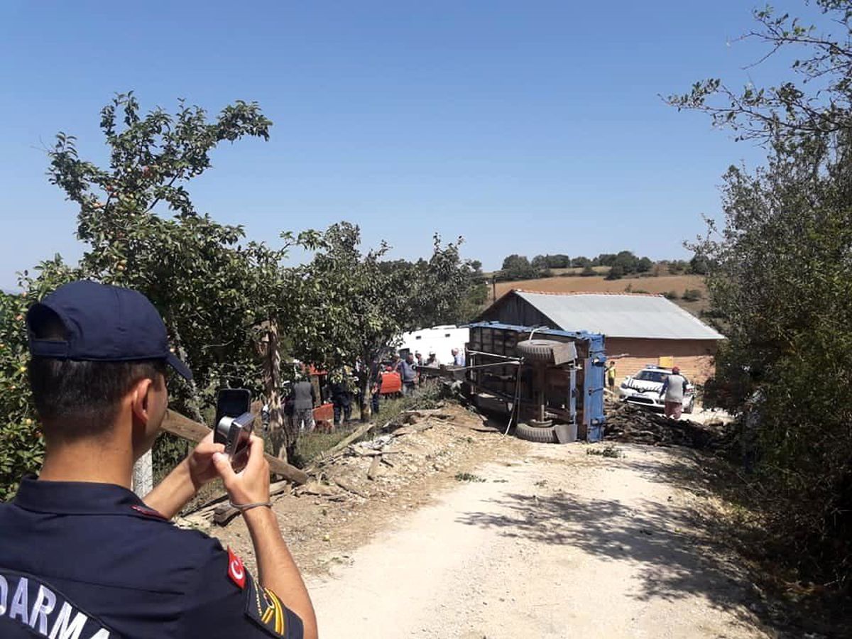 Odun yüklü traktör devrildi: 1 yaralı