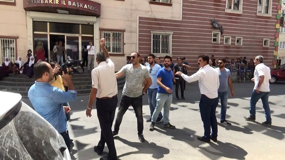 Oğlunun HDP\'liler tarafından dağa kaçırıldığını öne süren anne ile HDP\'liler arasında gerginlik