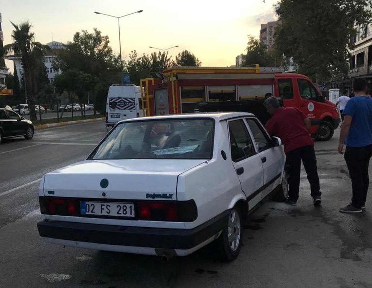 Otomobilde çıkan yangın büyümeden söndürüldü
