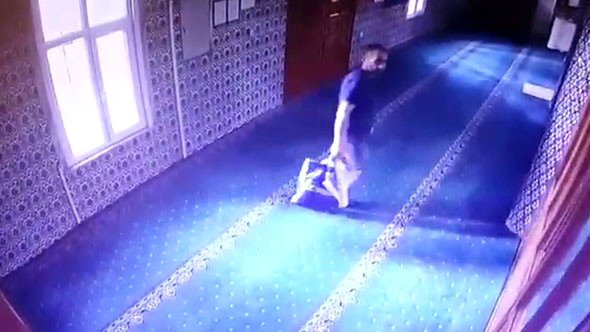 (Özel) Kartal\'da camilere dadanan hırsız kamerada