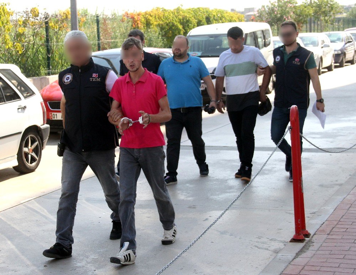 Polise havai fişekle saldıranlara ev hapsi