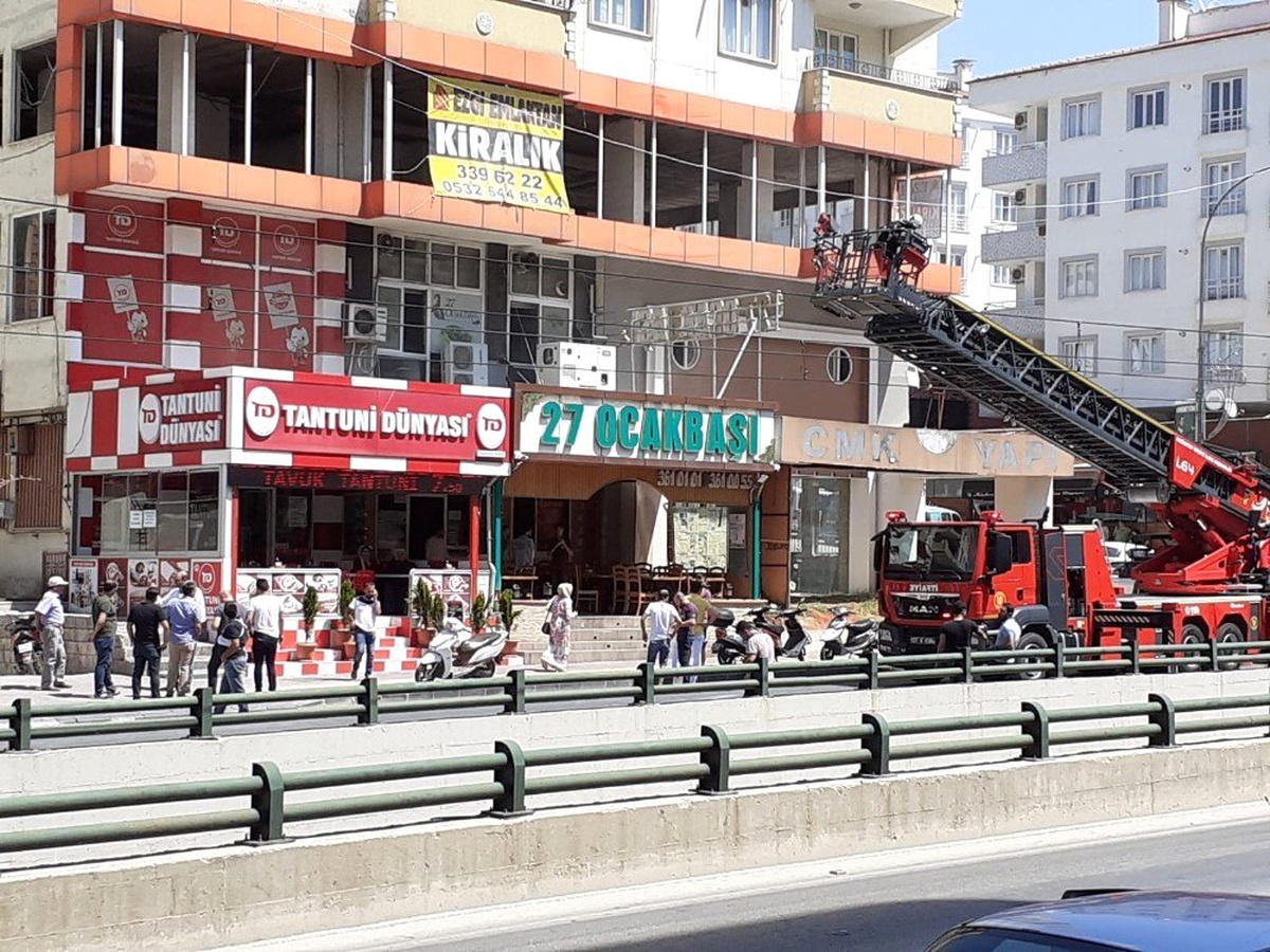 Restoranın bacasında çıkan yangın korkuttu