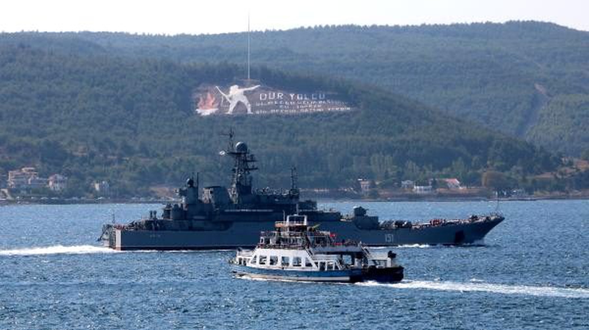 Rus savaş gemisi \'azov\' çanakkale boğazı\'ndan geçti