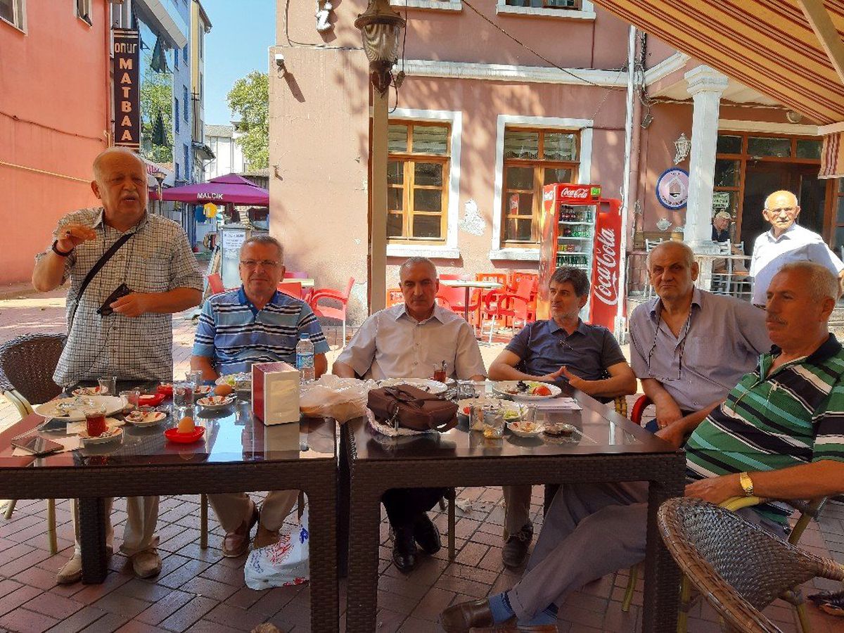 Sabah kahvaltısında bir araya geldiler