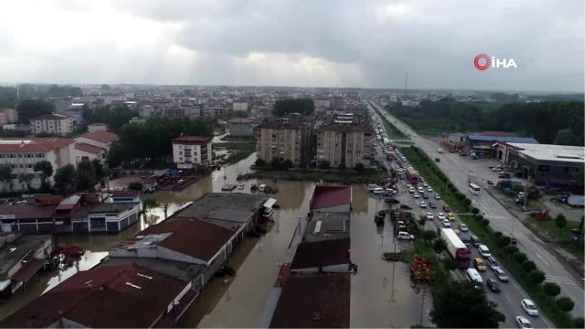 Sel trafiği de vurdu... Samsun-Ordu yolundaki araç trafiği havadan görüntülendi