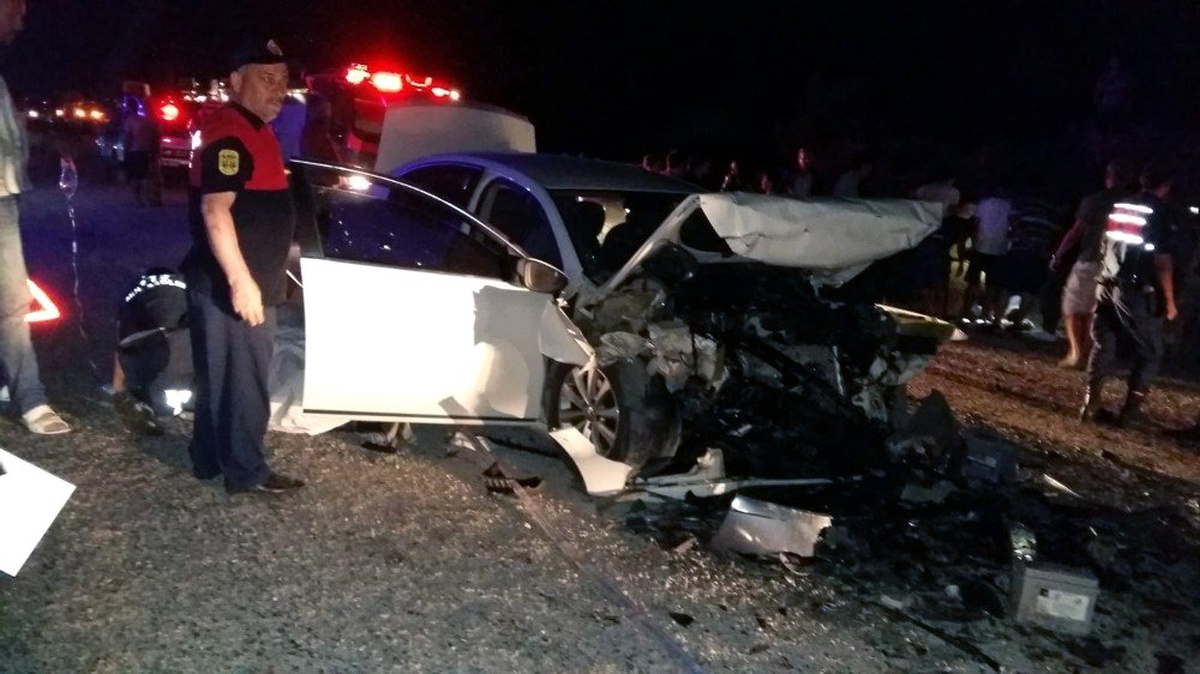 Seydikemer\'de iki otomobil kafa kafaya çarpıştı: 9 yaralı