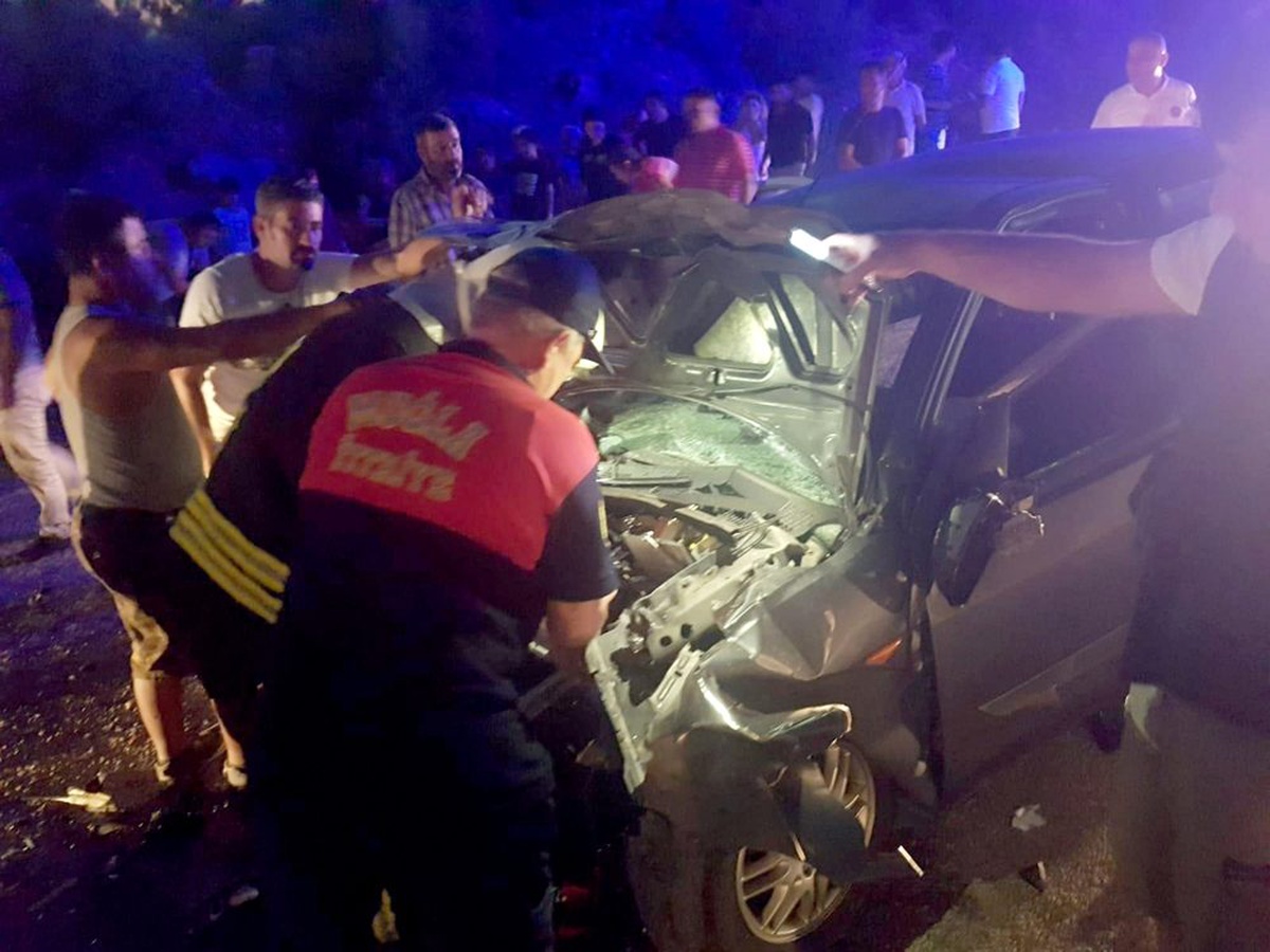 Seydikemer\'de iki otomobil kafa kafaya çarpıştı: 9 yaralı