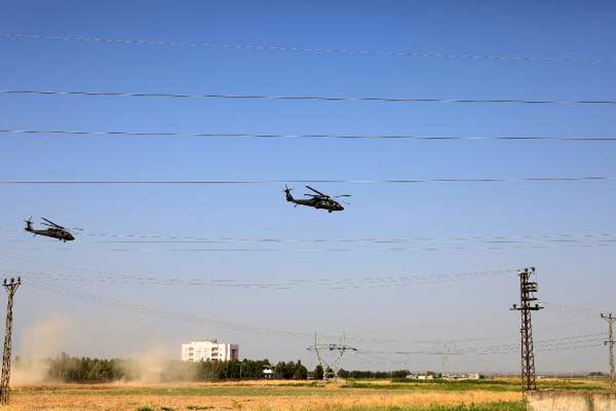 Sınırda askeri helikopter hareketliliği (2)