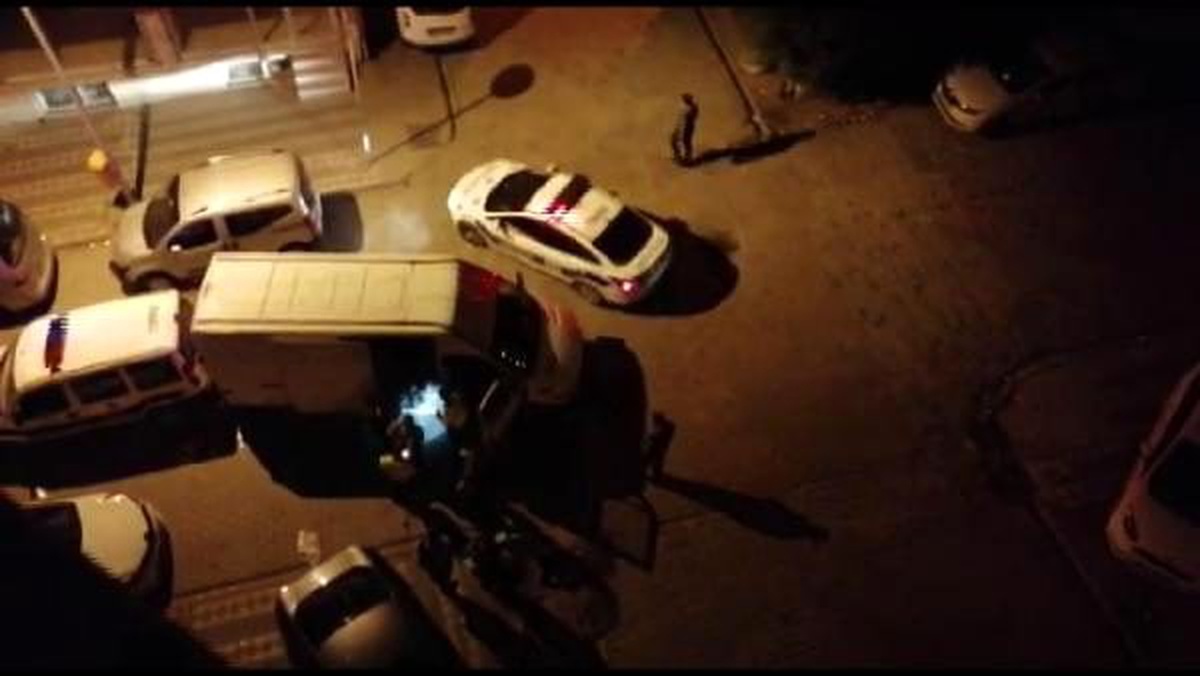 Sultangazi\'de bekçilerden kaçarken kaza yapan minibüsten 45 kaçak göçmen çıktı