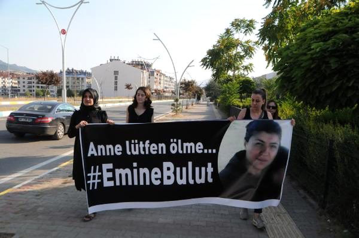Tunceli\'de 4 kadın, emine bulut cinayetine tepki için 5 kilometre yürüdü