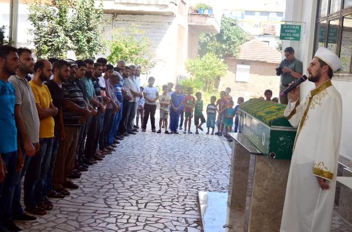 Üçüncü kattan düşen suriyeli çocuk toprağa verildi