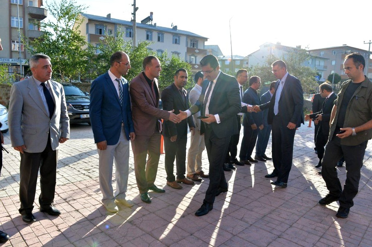 Vali Memiş, 2 kişinin hayatını kaybettiği kavganın ardından Horasan\'da incelemelerde bulundu