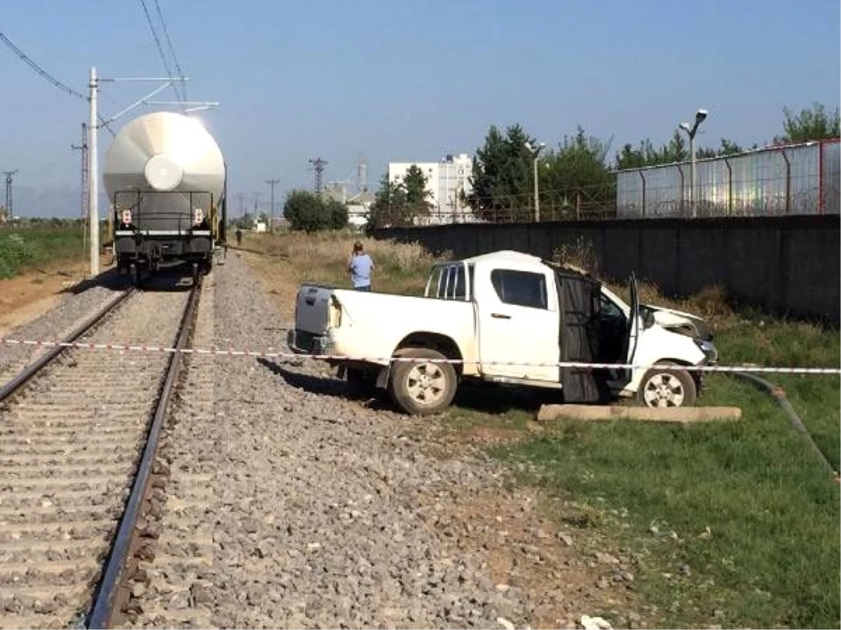 Yük treni kamyonete çarptı: 1 ölü,1 yaralı
