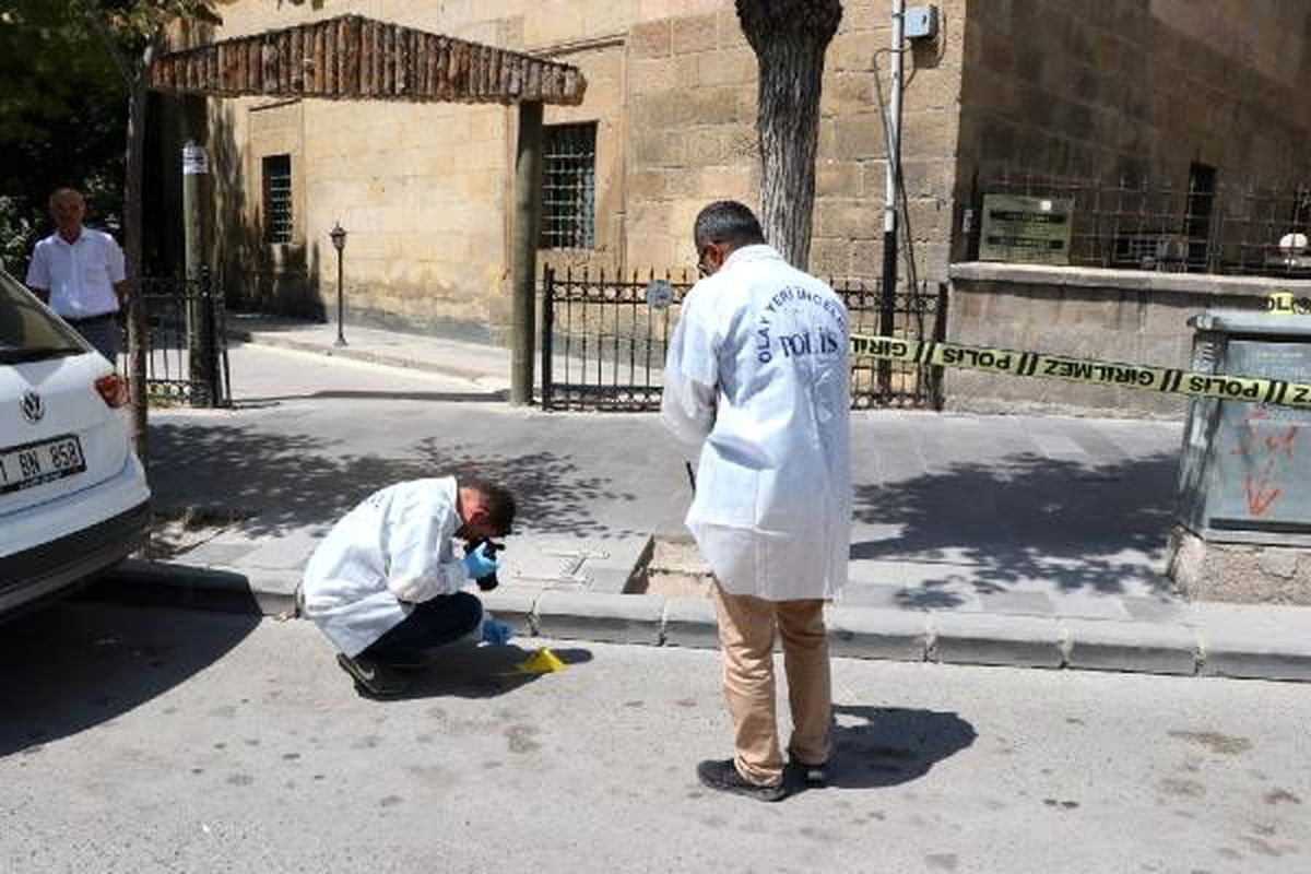 Yüksek sesle konuştular, diye tabancayla vurdu
