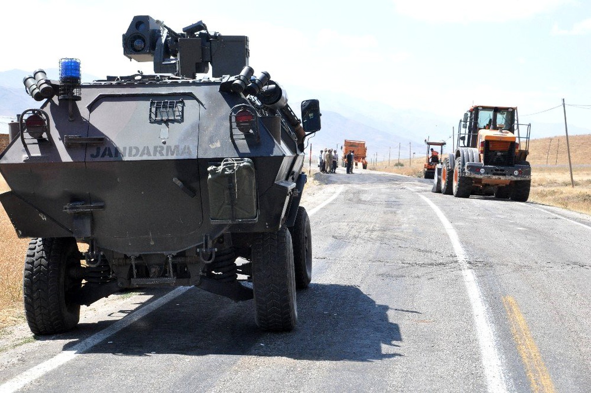 Yüksekova\'da sivil aracın geçişi sırasında patlama: 2 yaralı