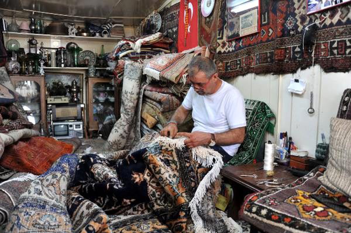 32 yıldır halı tamiriyle evini geçindiriyor