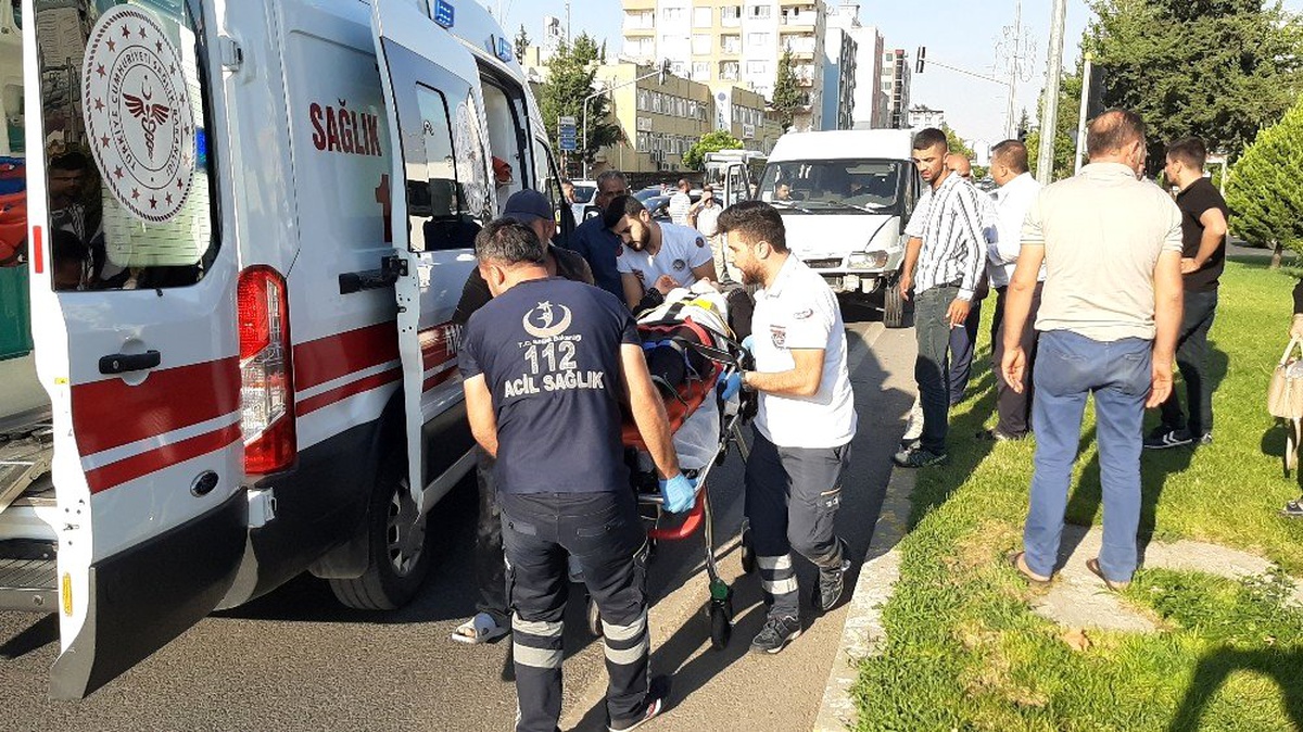 Adıyaman\'da otomobil ile minibüs çarpıştı: 9 yaralı