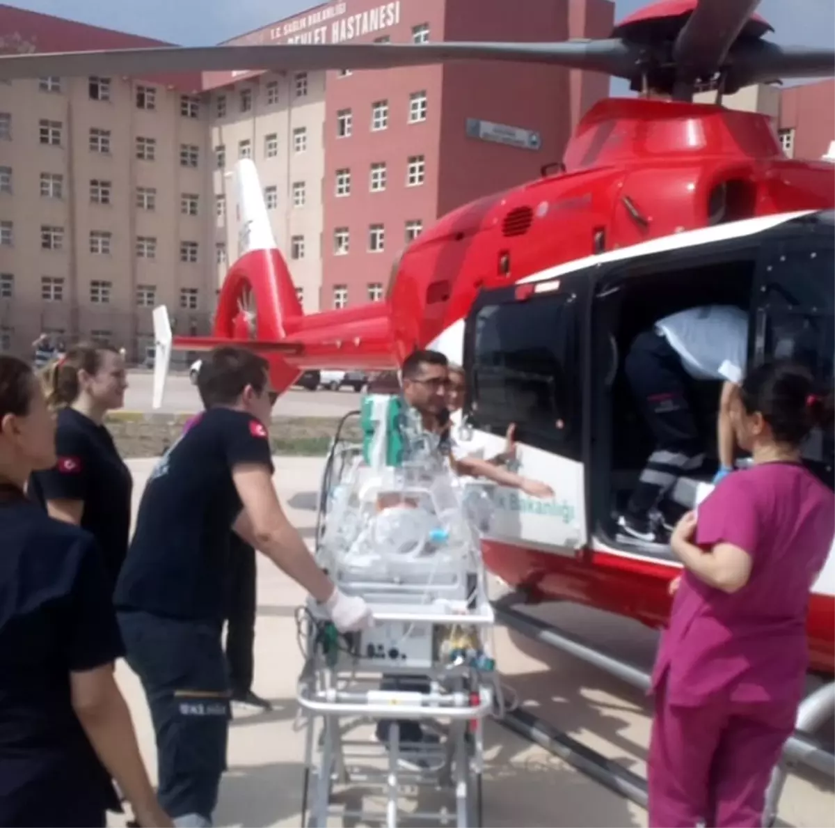 Ambulans helikopter 1 günlük bebek için havalandı