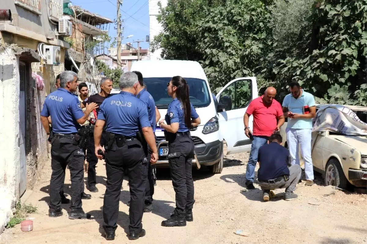 Antalya\'da iki aile arasındaki kavgada silah ve kılıçlar konuştu: 3 yaralı