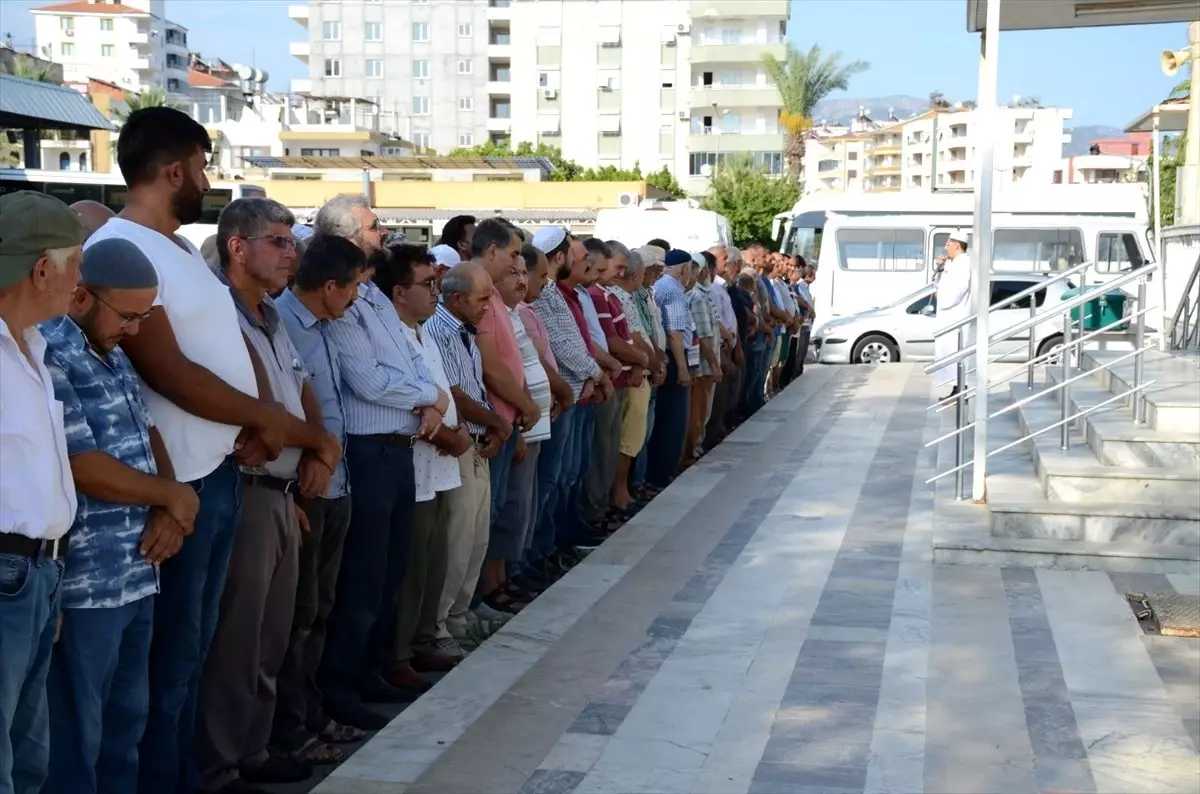 Antalya\'da sahilde erkek cesedi bulundu