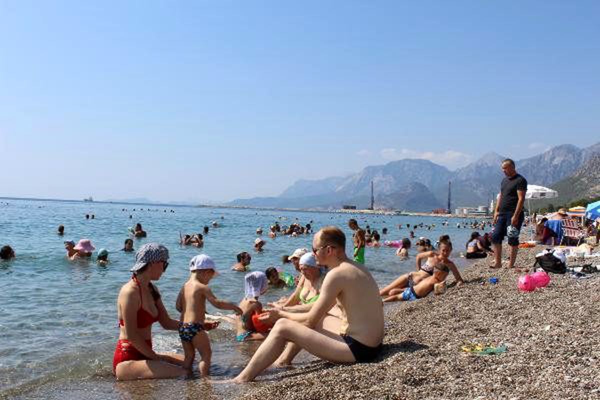 Antalya\'da sıcak hava bunalttı, sahiller doldu